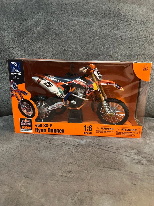 Moto KTM 450 SX-F Ryan Dungey Red Bull. Scala 1:6.