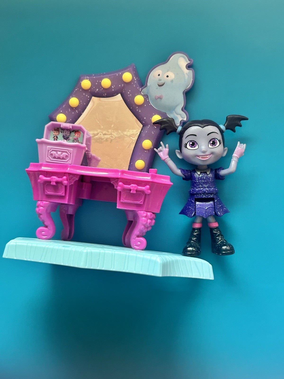 Vampirina Spooktacular Vanity Play Set Disney Junior con personaggio
