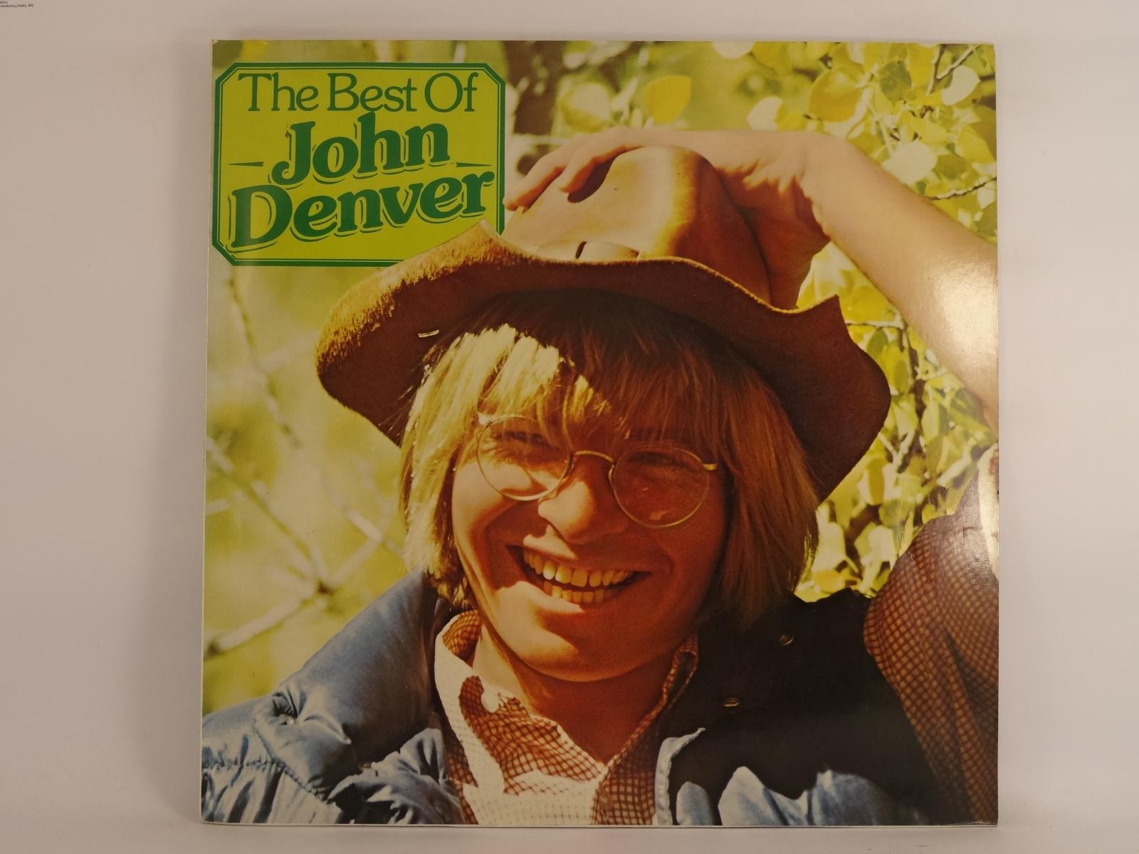JOHN DENVER THE BEST OF JOHN DENVER (330) 12 Track LP plus Picture Sleeve RCA