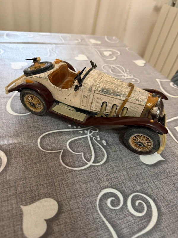 Macchina vintage legno plastica