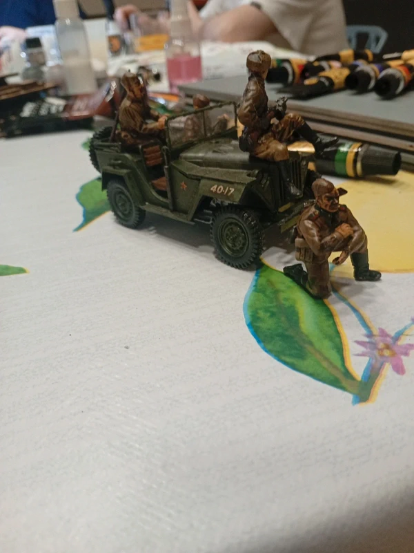 Auto militare UAZ con figurini WWII 1/35