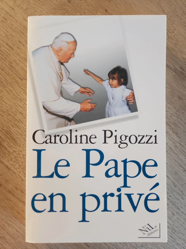 Livre le pape en privé Nil edition Caroline pigozzi