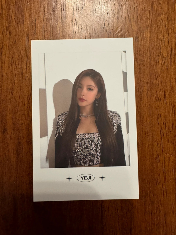 Yeji photocard Checkmate