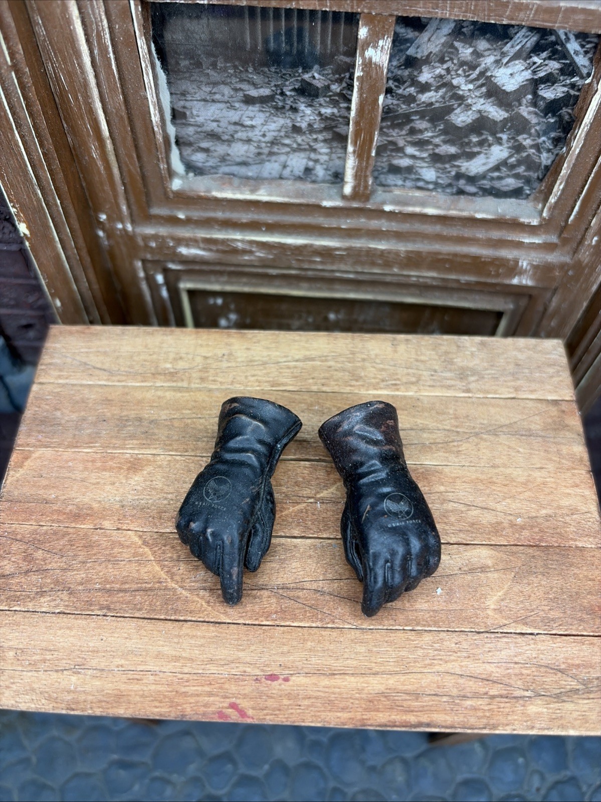 1/6 SCALE BROWN US AIR FORCE GLOVED HANDS