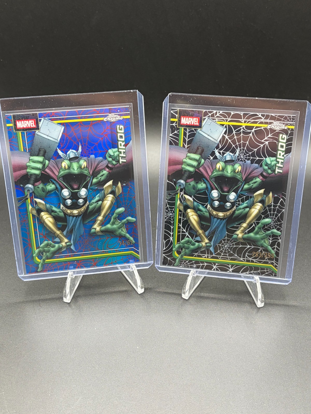 2026 Topps Chrome Marvel Throg Spider-Web rifrattore rosso/blu /62 & /399 lotto di 2