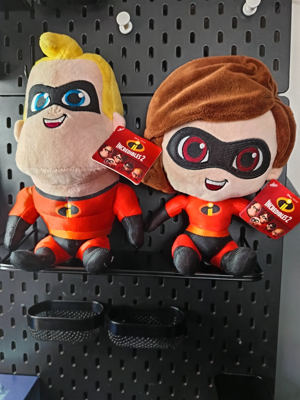 Pacchetto Disney Pixar Incredibili 2 Peluche Mr Incredible & Elastigirl Etichettato