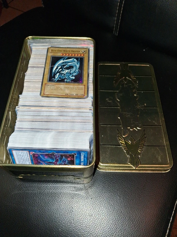 Boite et cartes yu-gi-oh