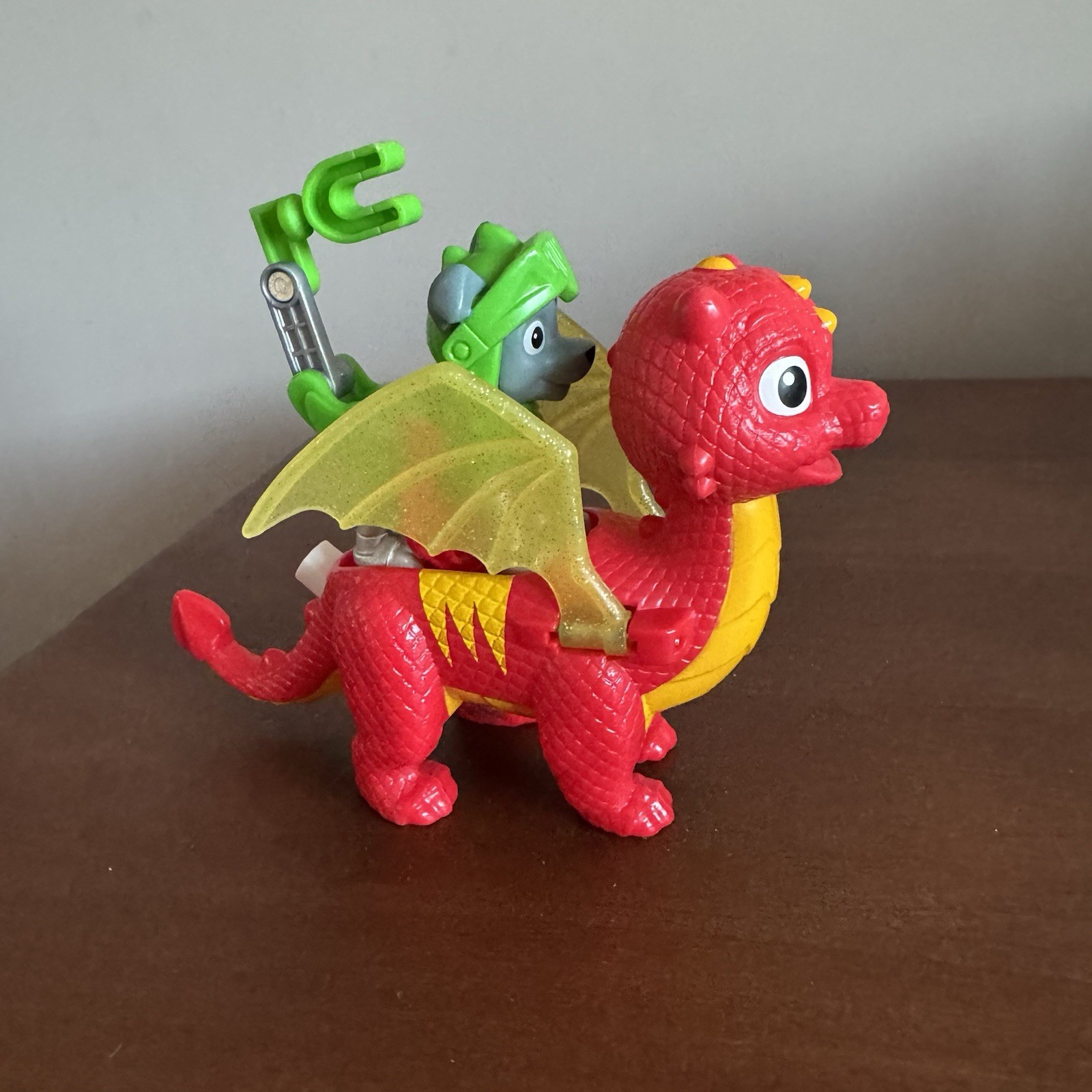 Set action figure Paw Patrol Rescue Knights Rocky & Dragon rosso fiamma giocattolo