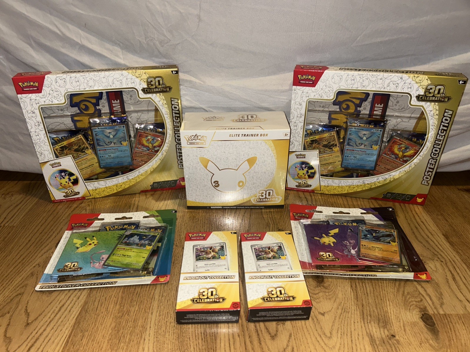 Pokemon 30° Celebrazione ETB + 2 Adesivi Tecnici + 2 Knockout + 2 Poster Collezione