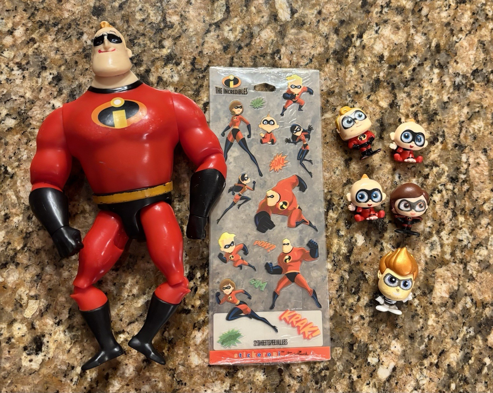 Pacchetto Giocattoli Gli Incredibili Con Mr. Incredibile, adesivi e portafogli Disney