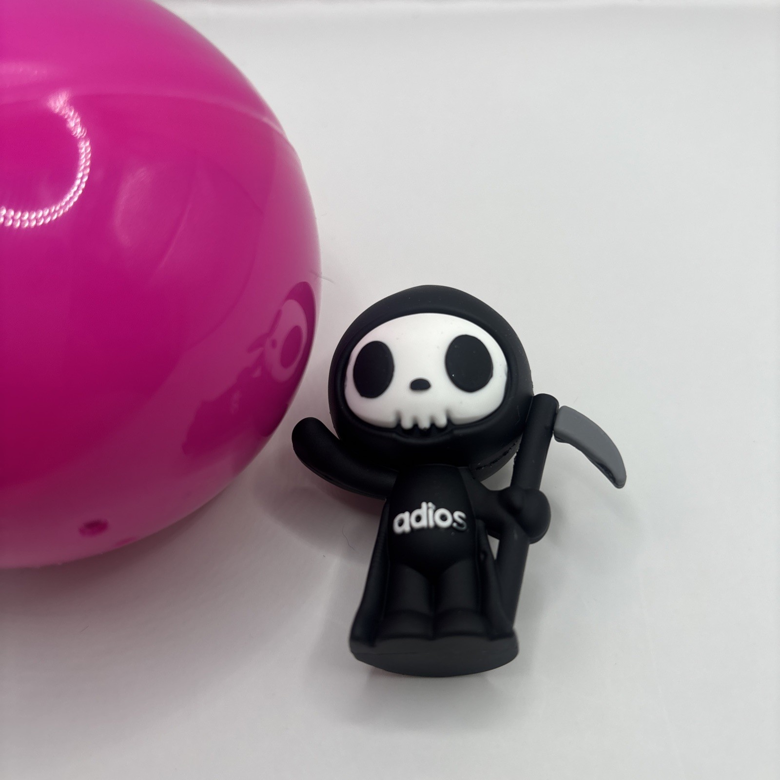 Figurina da collezione Tokidoki Black Adios 2" Til Death Do Us Part Series