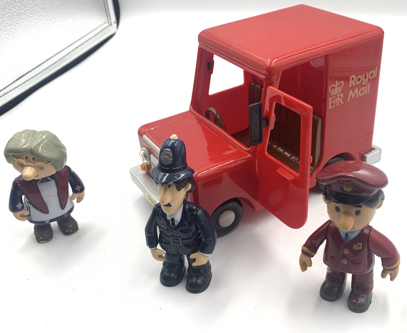 Pacchetto Postino Pat Van e 3 Personaggi Mrs Goggins AJ Set Giocattolo