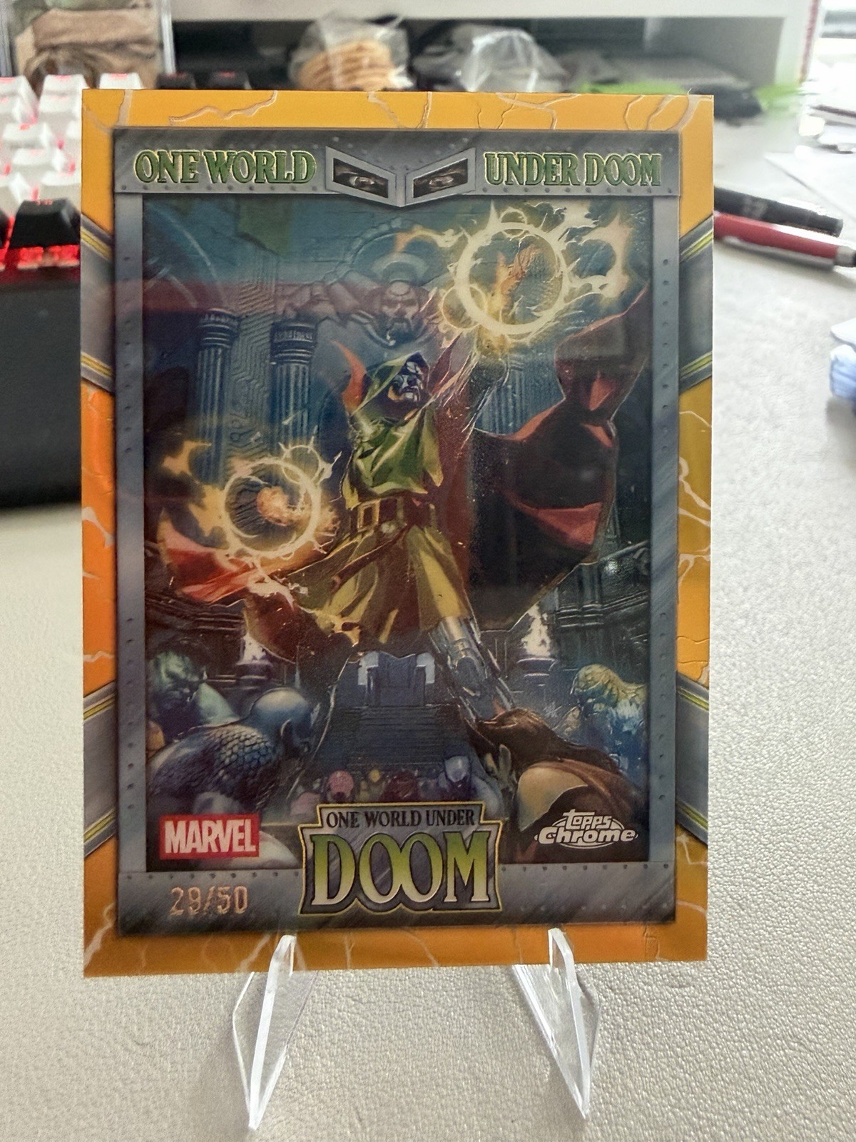 2026 Topps Chrome Marvel One World Under Doom 01 rifrattore oro /50