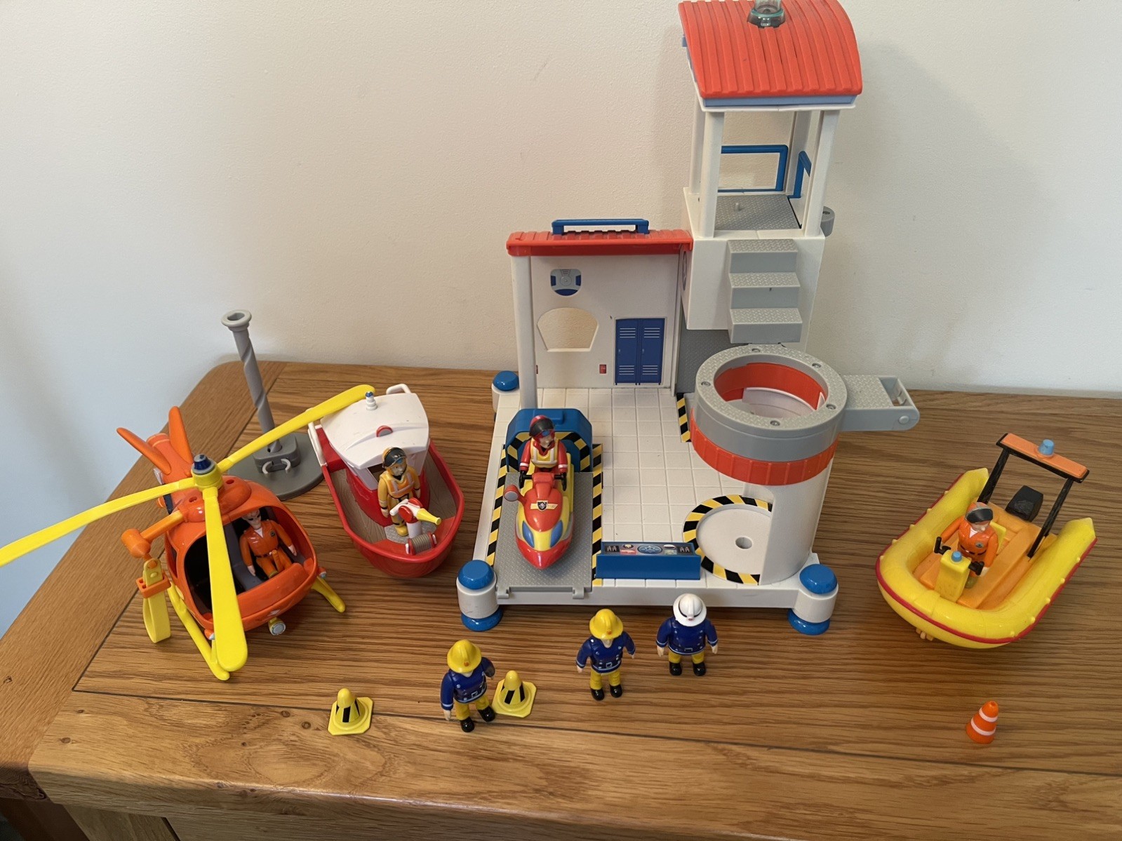 FIREMAN SAM OCEAN RESCUE PLAYSET CON MOTO D'ACQUA, ELICOTTERO, BARCHE E FIGURE