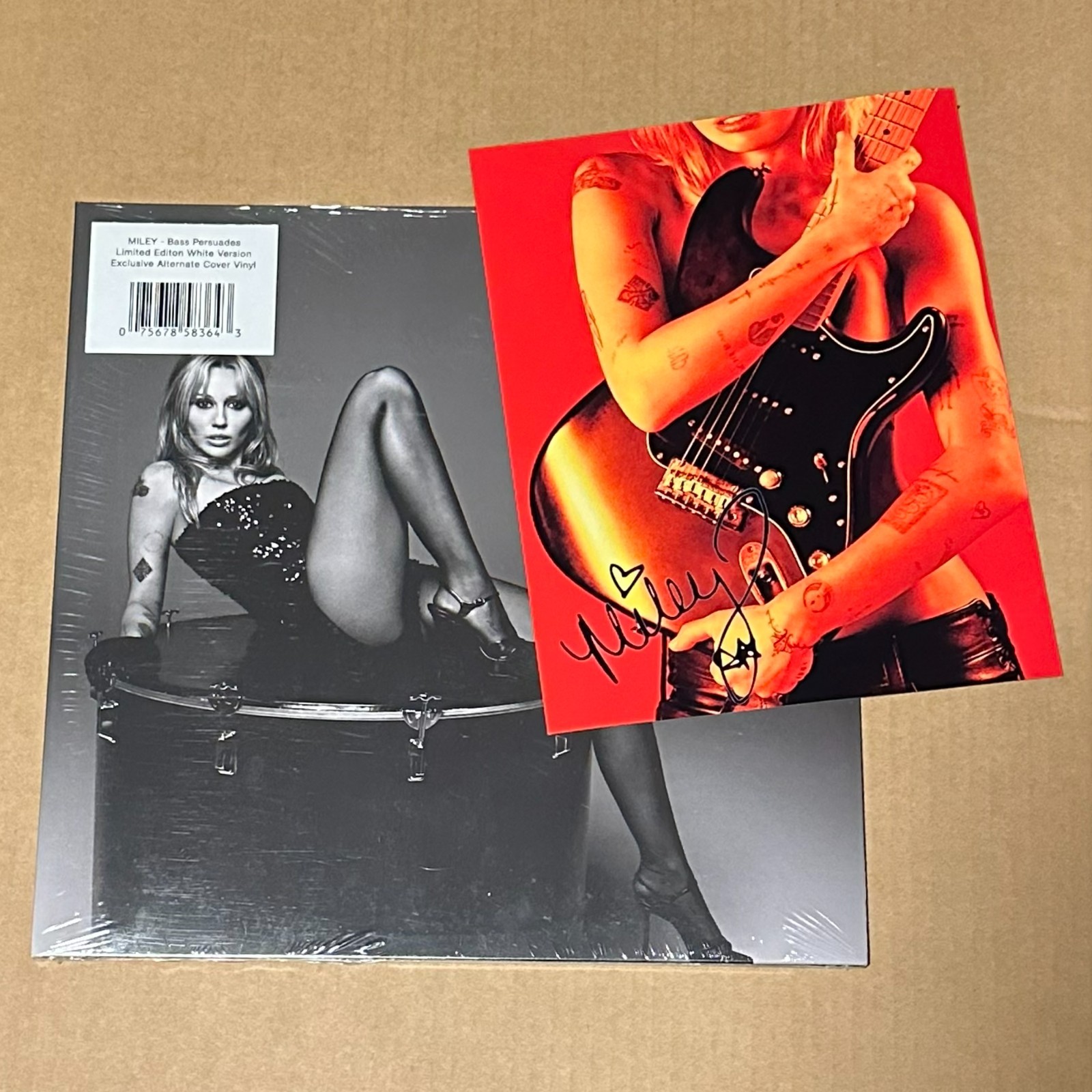 Miley Cyrus POP-UP EXCLUSIVE Bass Persuades & 8x10 Signed Photo Insert Card
