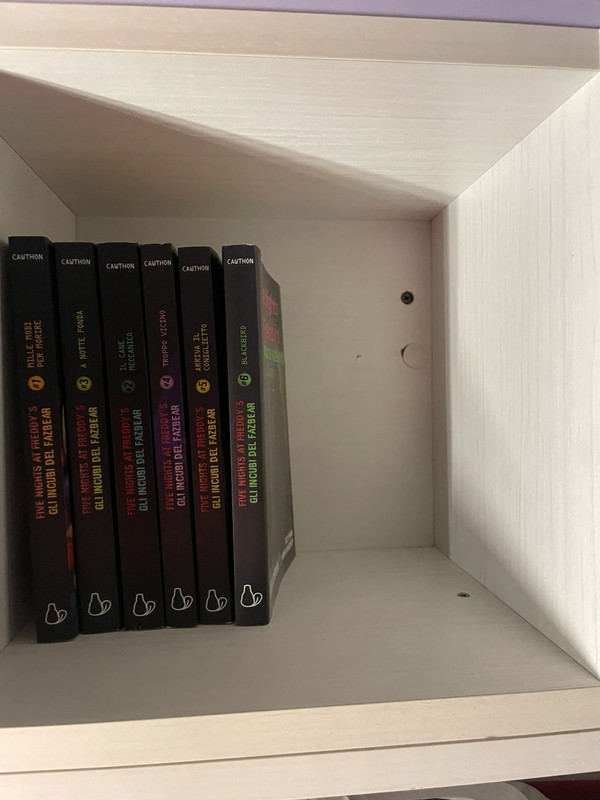 6 volumi ufficiali della serie a fumetti / romanzi di "Five Nights at Freddy's" (FNaF).