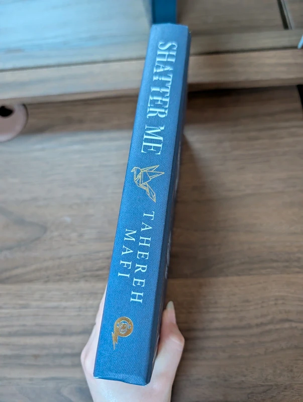 Book shatter me by Tahereh Mafi