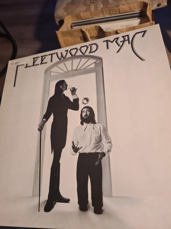 Dit is de albumhoes van de plaat Fleetwood Mac uit 1975 van de gelijknamige Britse-Amerikaanse band.