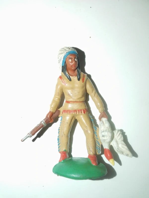 DDDR Indianer steht mit Gewehr Beuteltier