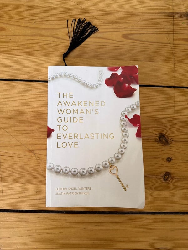 The Awakened Woman’s Guide to Everlasting Love – Like New