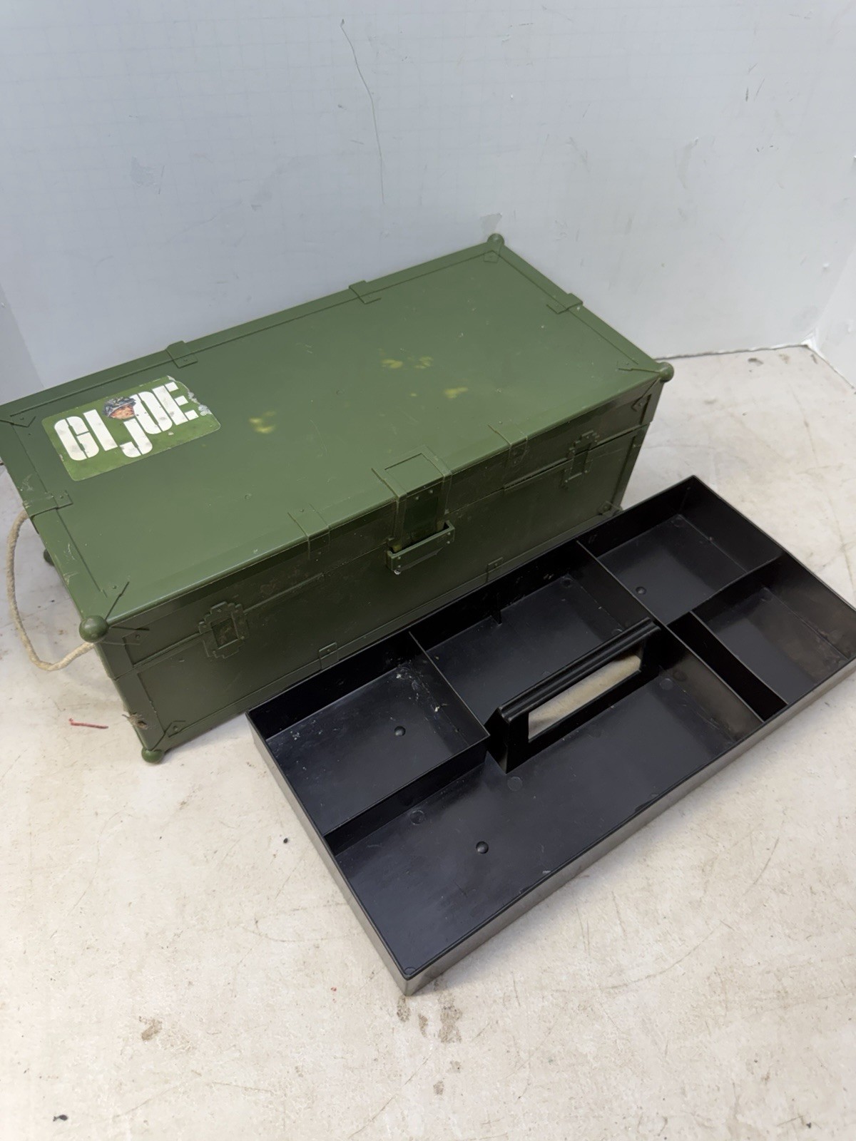 Gi Joe 1997 Footlocker 6,5x13,5 con vassoio e alcuni accessori militari