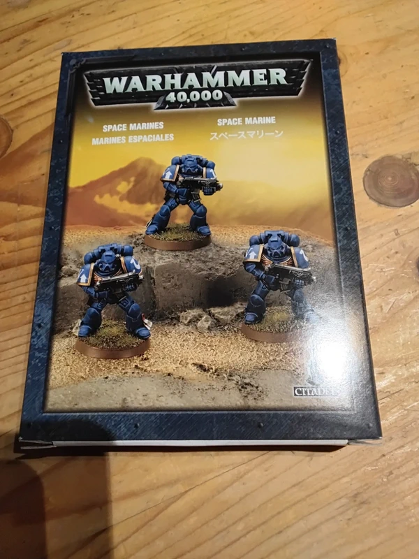 3 figurines space marines Warhammer 40000
