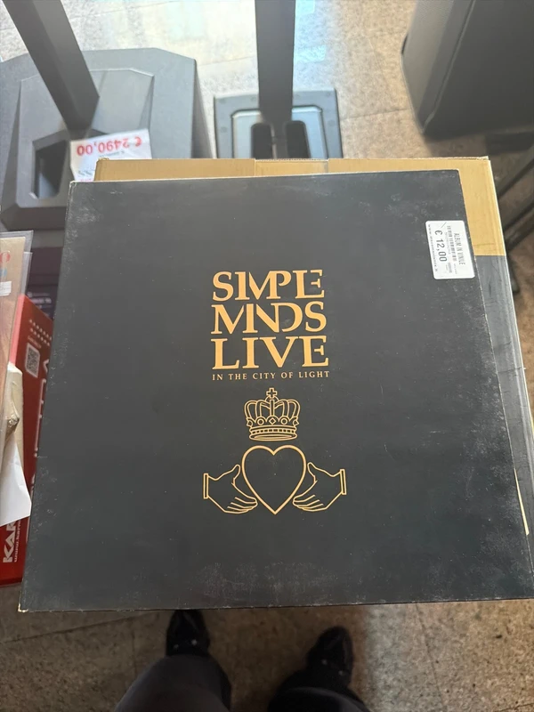 Simple minds live in the city of light