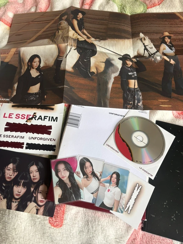 Unforgiven album complet avec 3 kazuha photocard