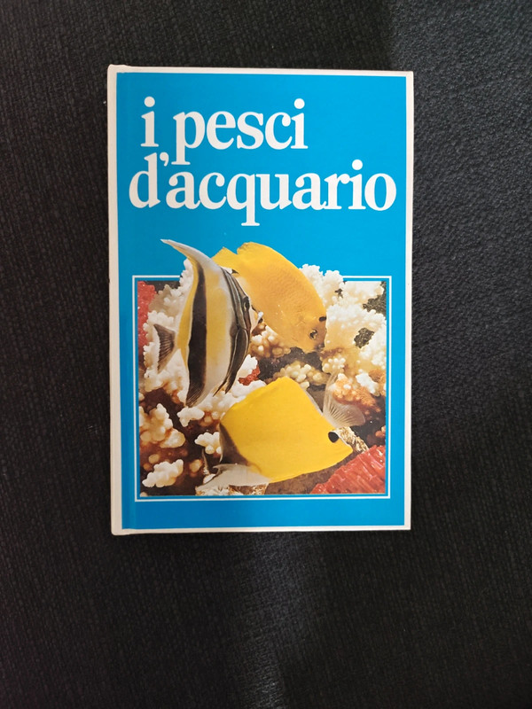 Libro i pesci d'acquario