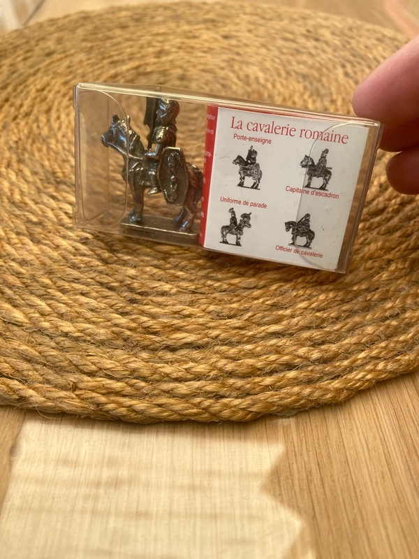 Figurine porte enseigne romain en étain sans plomb