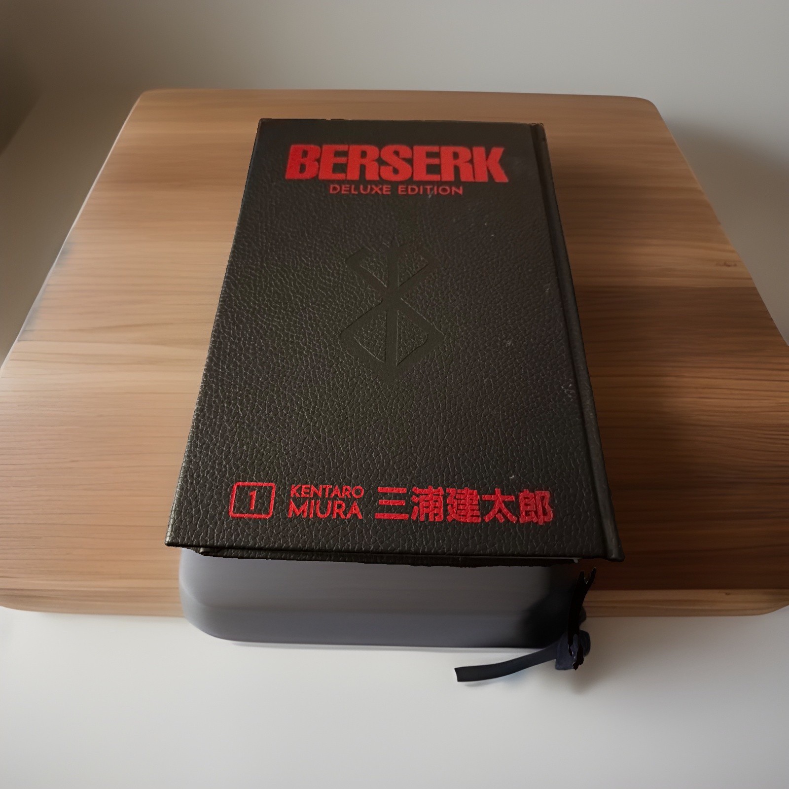 Berserk Deluxe Edition volume 1 graphic novel copertina rigida Kentaro Miura Dark Horse