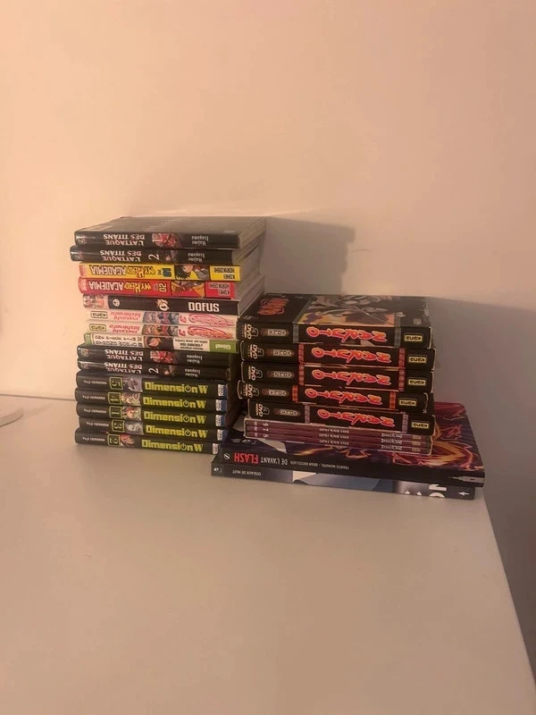 Lot de Manga à lire , dvd et comics Naruto one piece attaque des titans ect