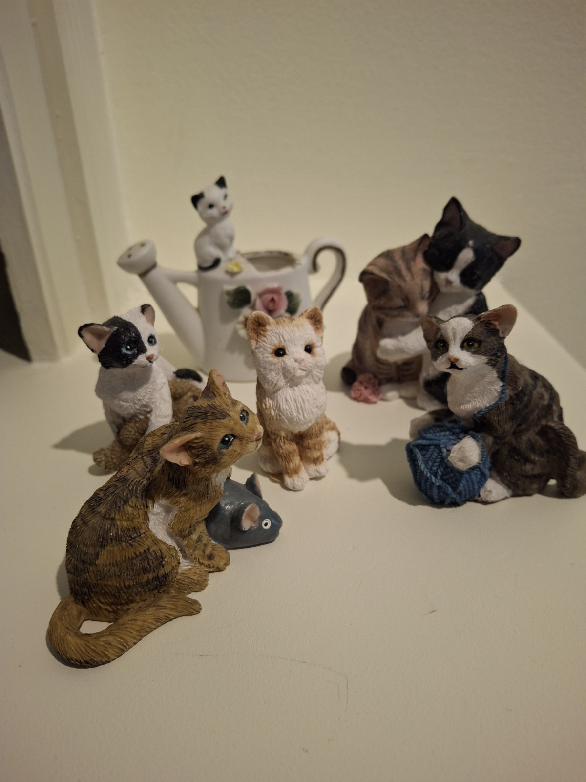 LOTTO DI 5 FIGURE IN MINIATURA GATTINO GATTO GATTINO PLASTICA/RESINA E 1 pezzo porcellana