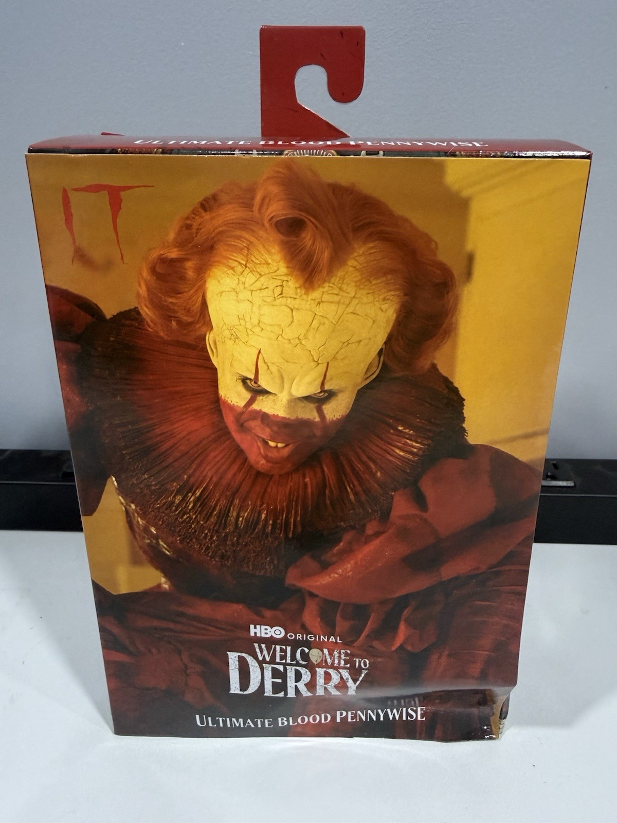 Figurina NECA IT Welcome to Derry Ultimate Blood Pennywise 7" nuova scatola danneggiata