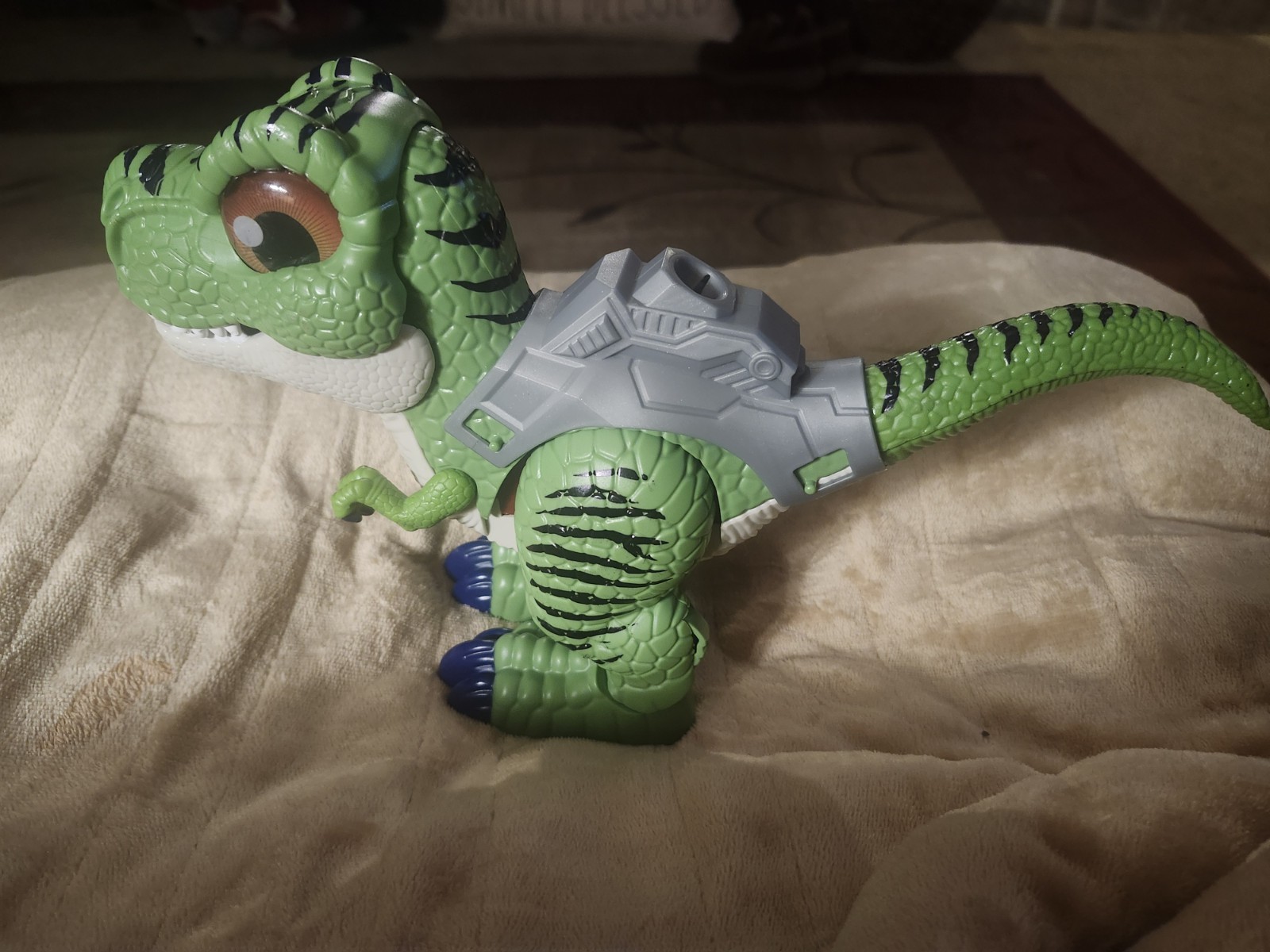  Vivitar Robo Battery Operated Armored Raptor Realistic Sounds Eyes Lite 