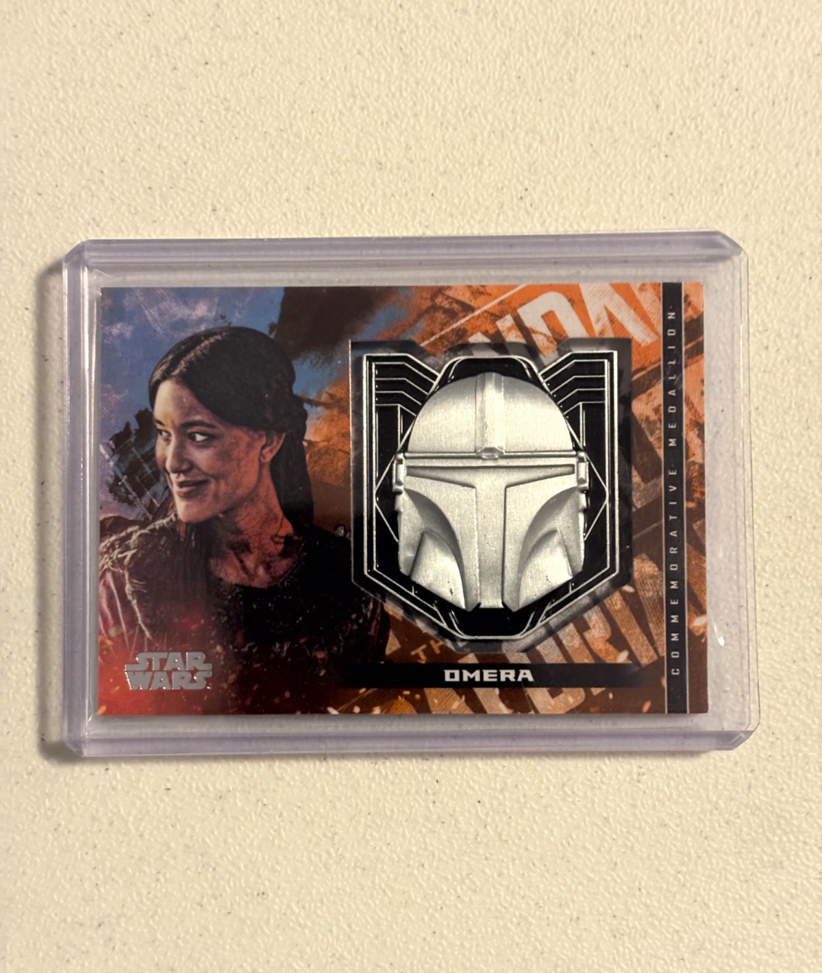 2020 Topps Star Wars The Mandalorian Medallion Card #M-OH Omera / Casco Mando