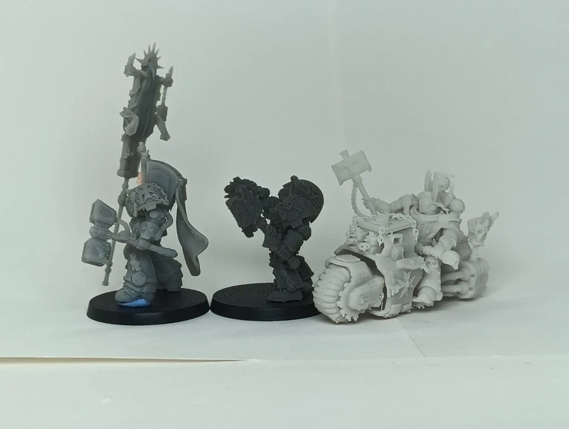 Pack de tres personajes futuristas templarios