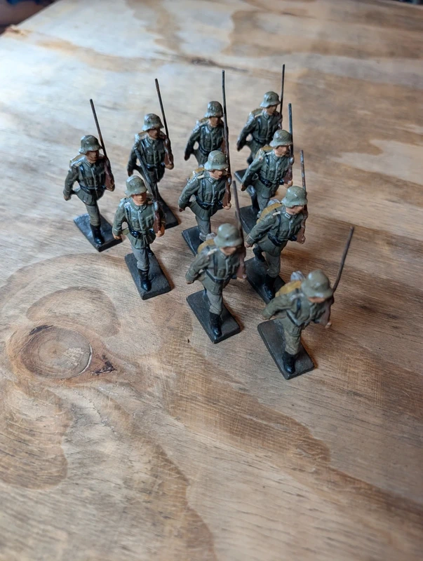 10x Lineol Germany Soldaten Marschierer mit Gewehr Massefiguren