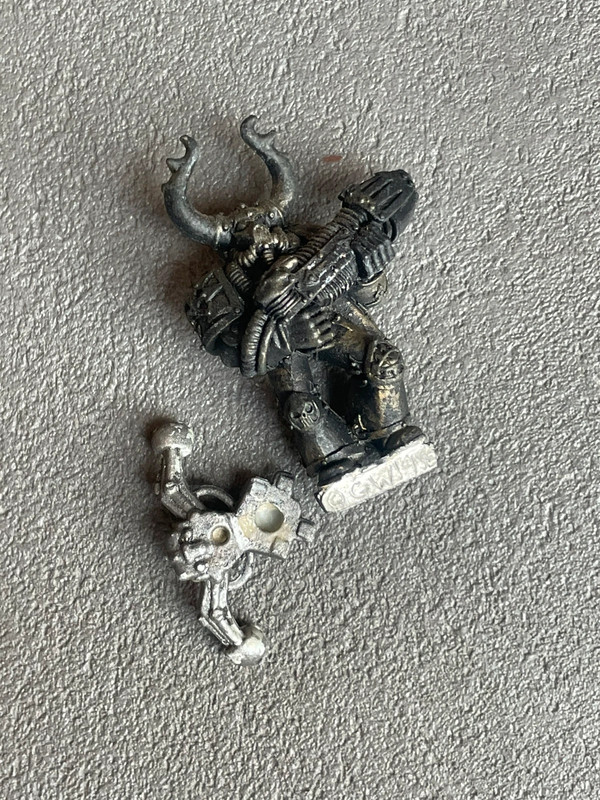 Warhammer 40k space marine du chaos avec plasma