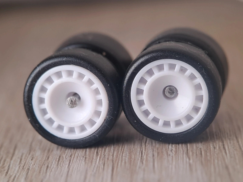 1/64 Matte White Turbofan Aero Wheels (Black Slicks)