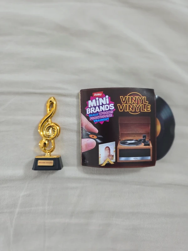 Golden Award de Mini Brands Vinyl RARE
