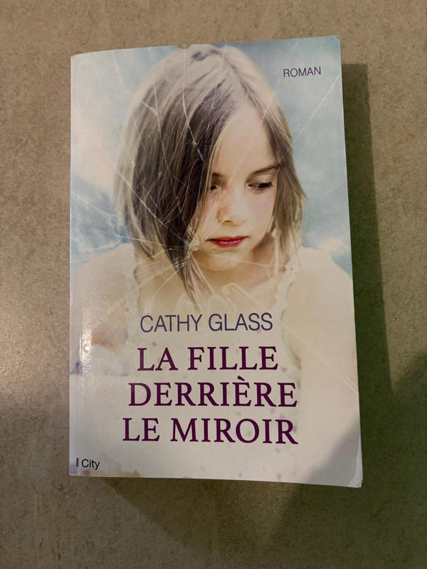Livre la fille derrière le miroir