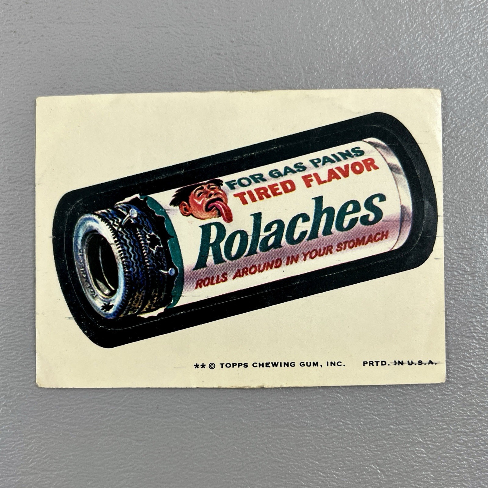 Topps 1974 Wacky Packages adesivo inutilizzato Rolaches sapore stanco per dolore da gas USA