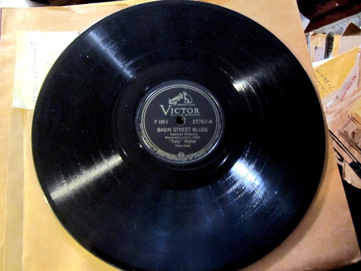 1937 FATS WALLER on Ivories Keepin out of mischief now Basin Street Blues VICTOR