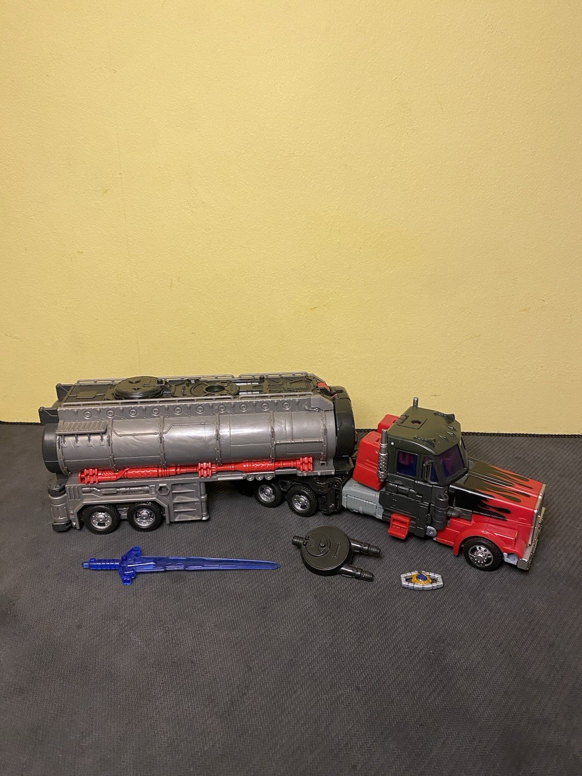 Transformers Legacy Laser Optimus Prime - quasi completo - 2022 leggi