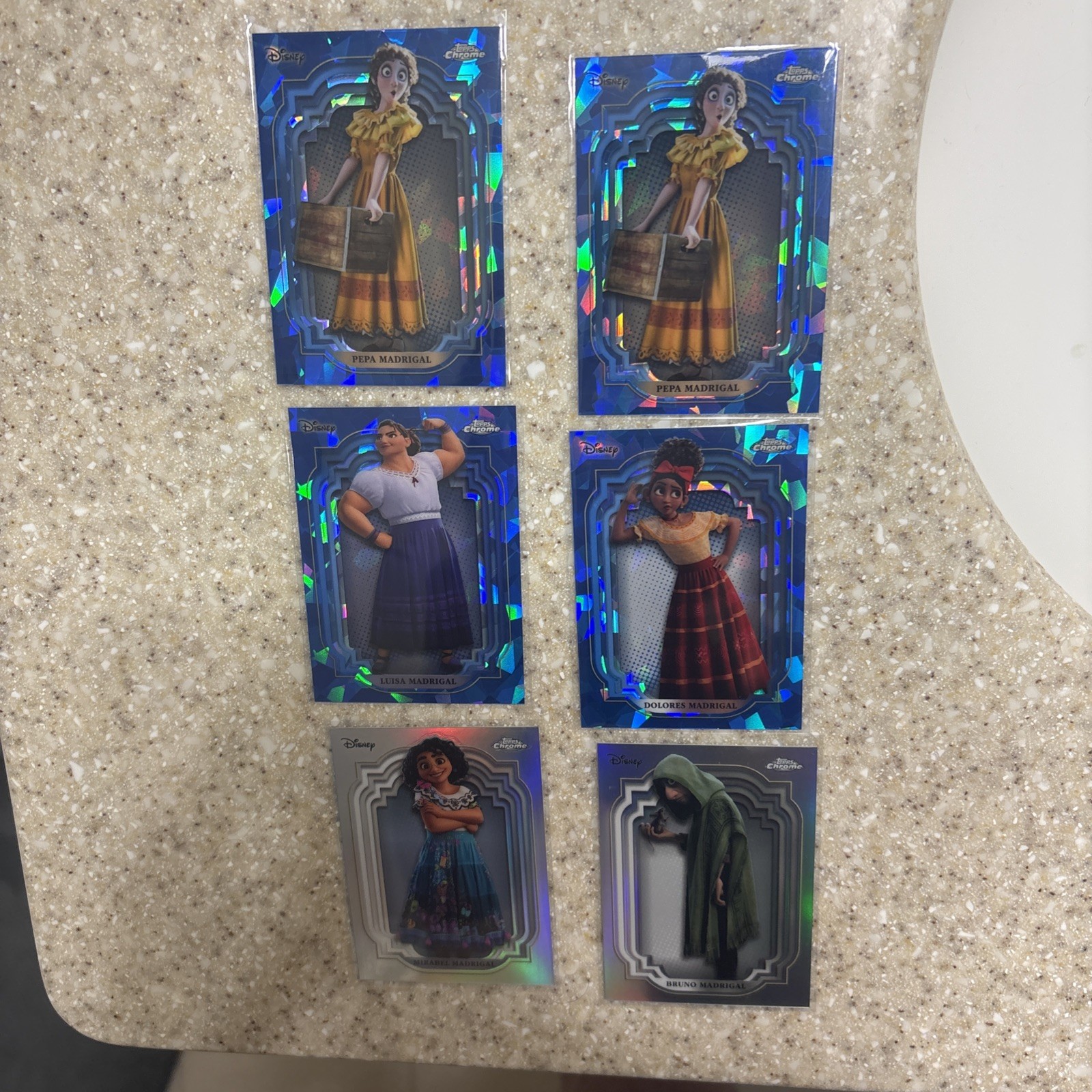 2024 Topps Chrome Disney Rifrattore Mirabel & Bruno Madrigal + Zaffiro - Encanto