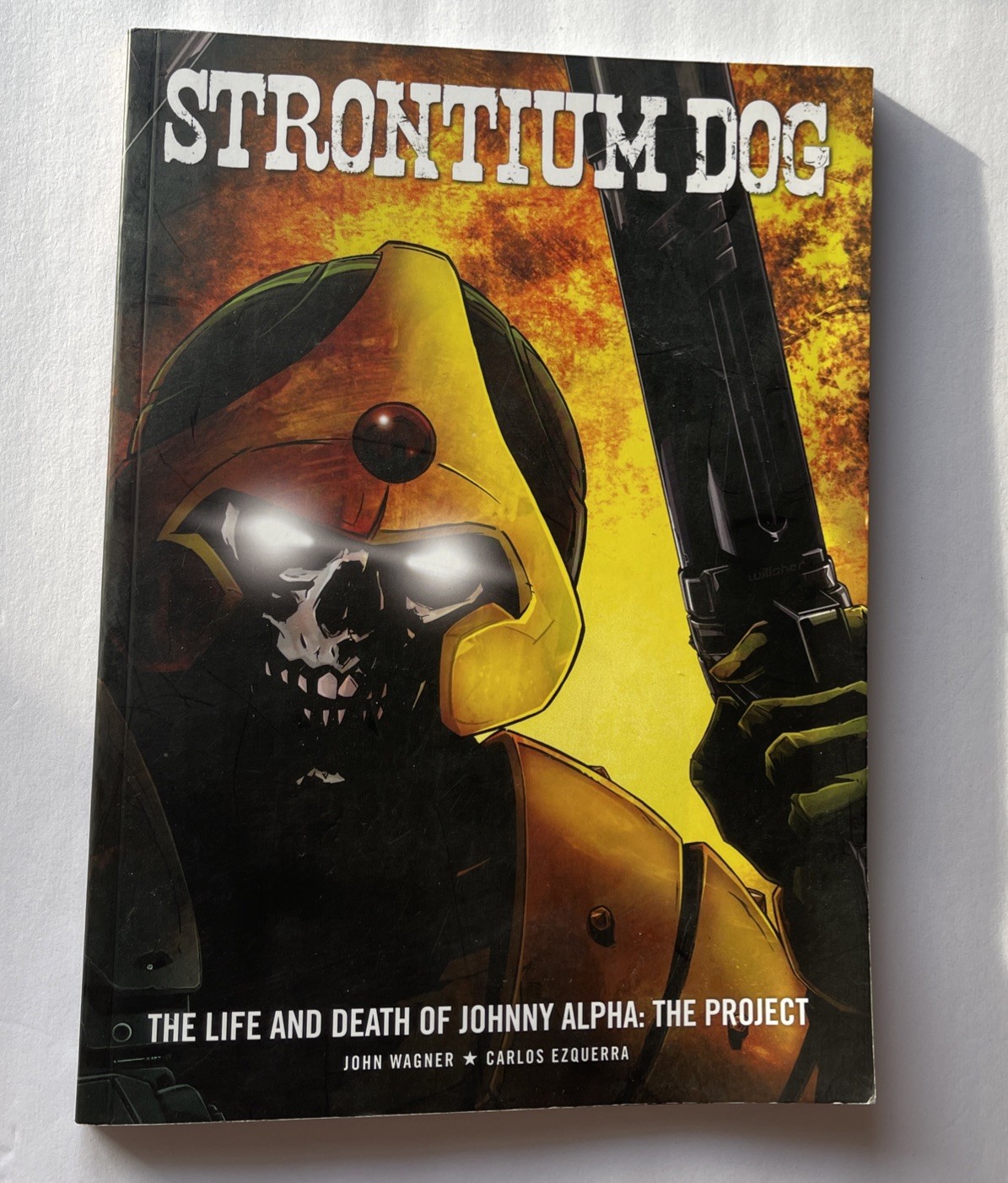 Strontium Dog: la vita e la morte di Johnny Alpha di Carlos Ezquerra libro TPB