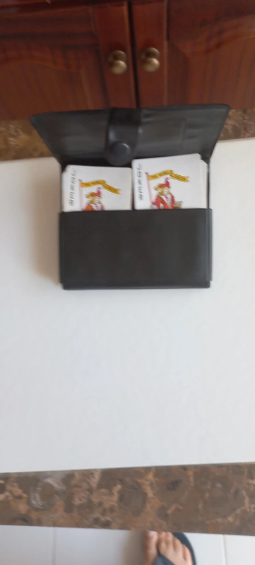 Bolsa com 2 baralhos de cartas.