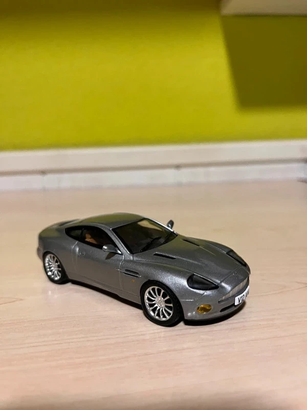 Aston Martin Vanquish escala 1/43