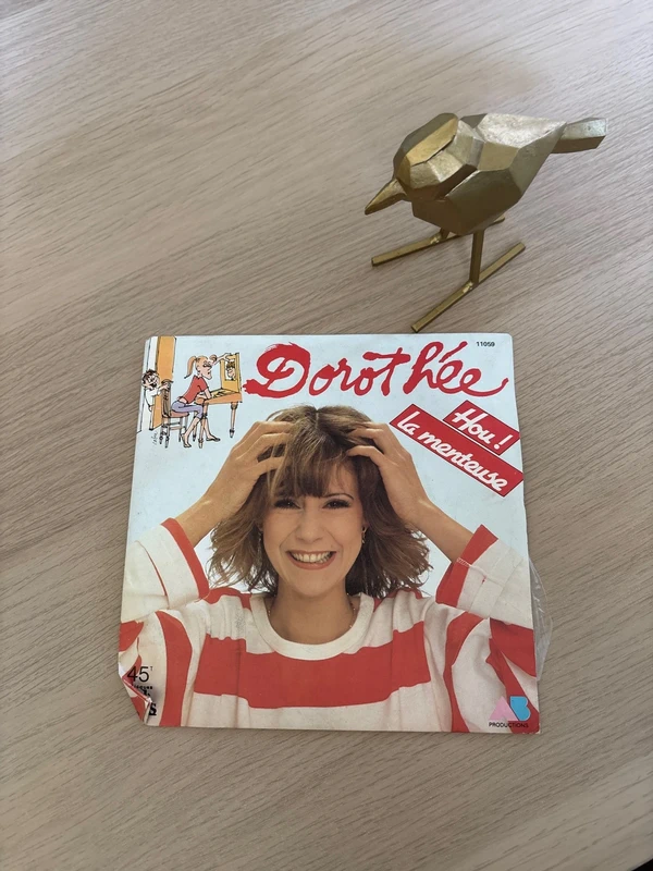 Vinyle Dorothée : Hou la menteuse et la valise